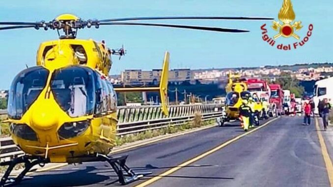 Scontro frontale nel siracusano, tre morti e otto feriti