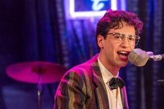 Ascolti tv Rai1 stappa lo Champagne per il film su Peppino Di Capri e vince il prime time
