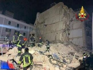 Bari crolla palazzina gia sgomberata. Testimoni Di notte usata come dormitorio