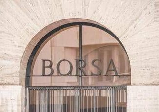 Borsa pesa timore dazi Ftse Mib 341. Crolla Stellantis