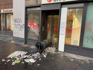 Corteo Dax Milano momenti di tensione vandalizzata sede UniCredit