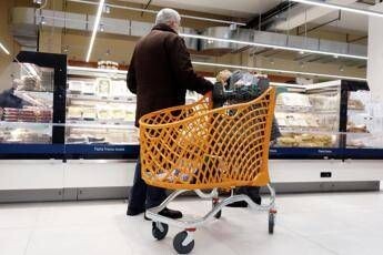 Fabriano, 72enne povero e incensurato ruba cibo al supermercato: i carabinieri gli fanno la spesa