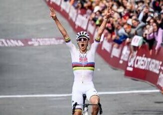 Fenomeno Pogacar cade e poi vince per la terza volta la Strade Bianche