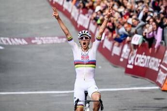 Fenomeno Pogacar, cade e poi vince per la terza volta la ‘Strade Bianche’