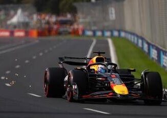 Formula 1 guai per Verstappen zero grip in Australia. E lui scuote la testa Video
