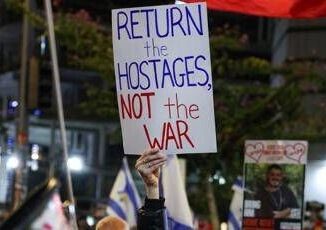 Gaza 600 giorni di guerra famiglie ostaggi protestano contro governo a Tel Aviv