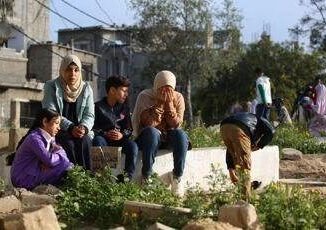 Gaza Hamas accusa raid su tenda di sfollati morti 5 bimbi. Sirene suonano in Israele