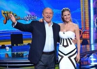 Gerry Scotti cade dalle scale di Striscia la notizia il video virale