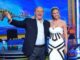 Gerry Scotti cade dalle scale di Striscia la notizia il video virale