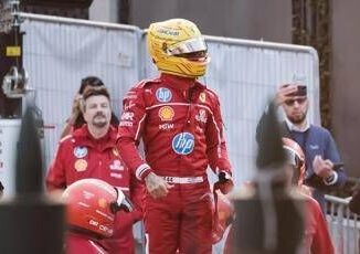 Hamilton brivido allevento Ferrari esce dalla macchina ma rischia di cadere Video