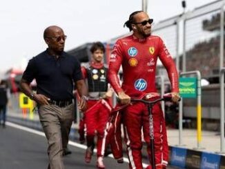 Hamilton nostalgia Mercedes In monopattino nel suo vecchio box Video