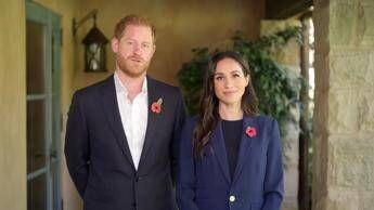 Harry di nuovo ‘in panchina’, ogni tanto sullo sfondo della nuova serie di Meghan