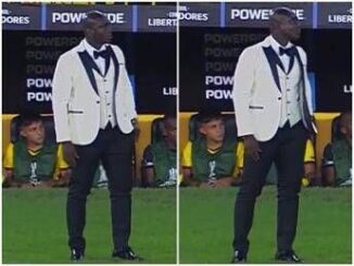 In panchina con lo smoking lallenatore da cerimonia in Copa Libertadores