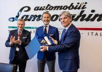 Lamborghini Uiga consegna a Winkelmann la Tartaruga dargento