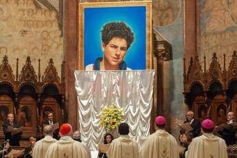 Le reliquie di Carlo Acutis messe all’asta sul web, la denuncia del vescovo di Assisi