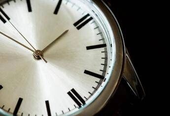 L’ora legale e l’effetto jet-lag, ecco cosa mangiare dopo aver spostato le lancette
