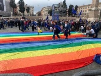 Manifestazione per lEuropa folla e bandiere Ue in piazza del Popolo