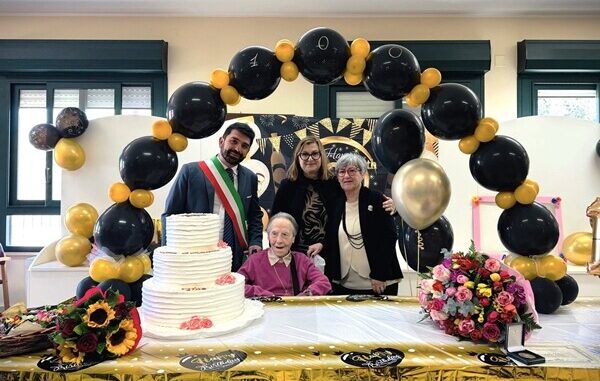 Marco Benucci con la centenaria signora Nunziata Perra a Cagliari
