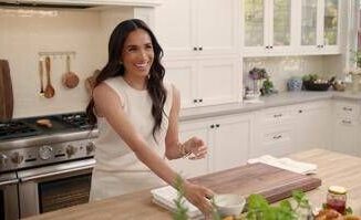 Meghan pubblica una foto con i figli Archie e Lilibet e polemica