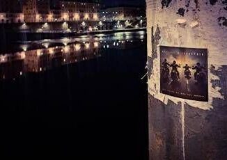 Migliaia di adesivi a Torino per luscita del disco con 39 sullHeysel