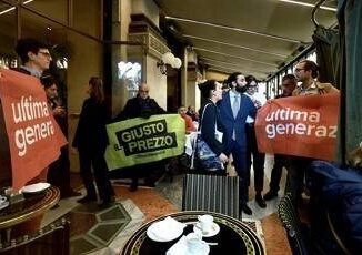 Milano blitz di Ultima Generazione nel ristorante di Cracco Lusso per pochi e fame per molti