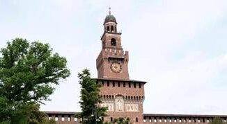 Milano incendio al Castello Sforzesco evacuate le persone allinterno