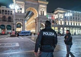 Milano sparatoria in centro ferito un uomo di 42 anni