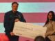 Musk consegna assegni da un milione di dollari a due elettori del Wisconsin perche