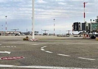 Odore di bruciato a bordo di un aereo atterraggio di emergenza a Venezia