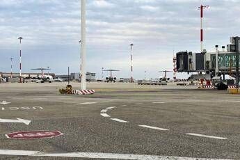 Odore di bruciato a bordo di un aereo, atterraggio di emergenza a Venezia