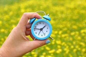 Ora legale dal 30 marzo, scienziati divisi: fa bene o male?