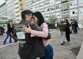Papa Francesco Daiana Guspero con i suoi ballerini al Gemelli per un tango di preghiera