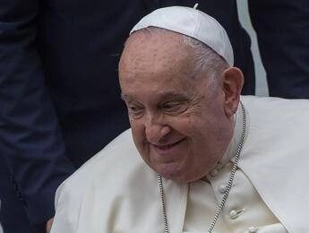 Papa Francesco, Vaticano: “Stazionario, lievi miglioramenti sulla parola”