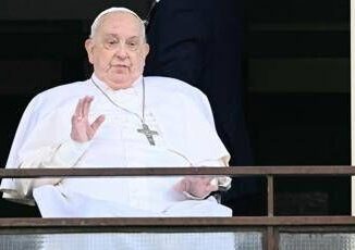 Papa Francesco ha lasciato il Gemelli. Prima il saluto dalla finestra Grazie a tutti