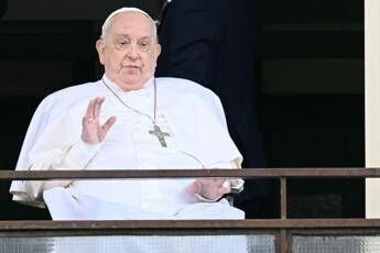 Papa Francesco ha lasciato il Gemelli. Prima il saluto dalla finestra: “Grazie a tutti”
