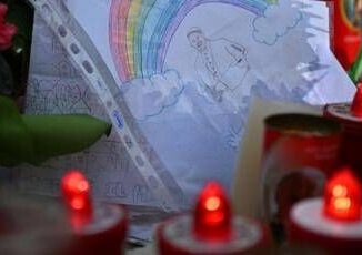 Papa Francesco stabile oggi la carezza simbolica dei bimbi al Gemelli