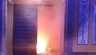 Paura a Salerno bomba contro portone del Municipio di Castel San Giorgio