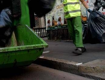 Pescara, clochard dorme in cassonetto e finisce nel compattatore: salvato