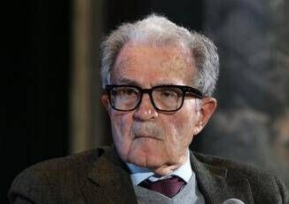 Prodi e i capelli tirati alla giornalista Una cosa piccola