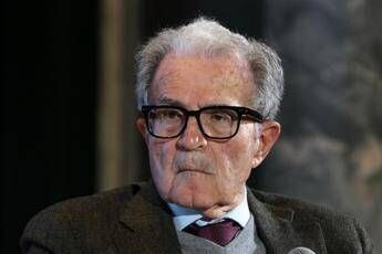 Prodi stizzito con giornalista Mediaset su Ventotene: “Ma che cavolo mi chiede?”