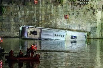 Pullman nel Po a Torino, l’autopsia: “L’autista ha avuto malore”