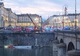 Pullman precipitato nel Po a Torino autopsia sullautista per chiarire le cause della morte