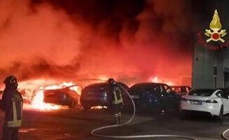 Roma incendio in concessionaria Tesla distrutte 17 auto