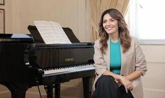 Serena Rossi debutta a teatro con lomaggio alla sua citta Con SereNata a Napoli realizzo un sogno