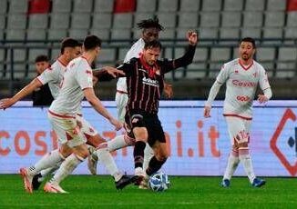 Serie B squalifica di 10 giornate per Vasquez insulti razzisti in Bari Cremonese