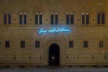 ‘Sex and Solitude’ di Tracey Emin per la facciata di Palazzo Strozzi