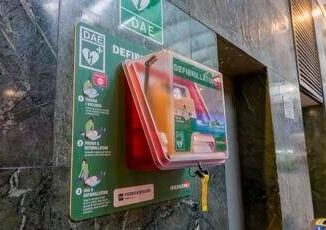 Sos defibrillatori in Italia 70 e inutilizzabile la sera o nei weekend