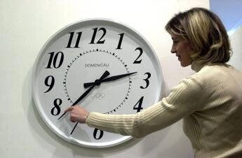 Stanotte torna l’ora legale, cosa cambia e come spostare le lancette