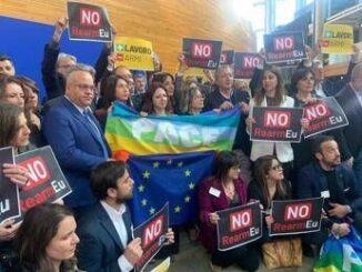 Strasburgo protesta M5S davanti a Parlamento Ue No a soldi per le armi