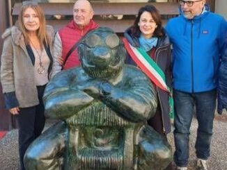 Svelata la statua di Bobo un omaggio a Sergio Staino
